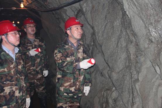 D:My DocumentsMy Pictures照片 5月11日隊長在檢查老李玉石峪硐子時特別強(qiáng)調(diào)要加強(qiáng)安全管理管理工作照片 058.jpg