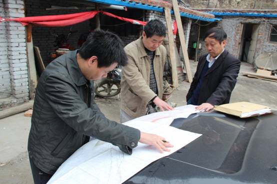 D:My DocumentsMy Pictures照片 5月11日隊長在檢查老李玉石峪硐子時特別強(qiáng)調(diào)要加強(qiáng)安全管理管理工作照片 062.jpg